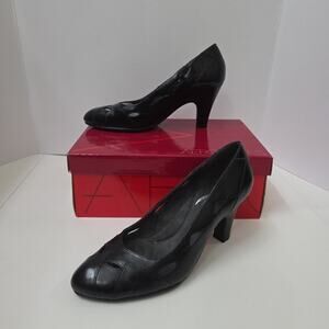 Aerosoles Black Glazed Leather Comfort Pump Heels Cut-Out Design Women's 8.5M